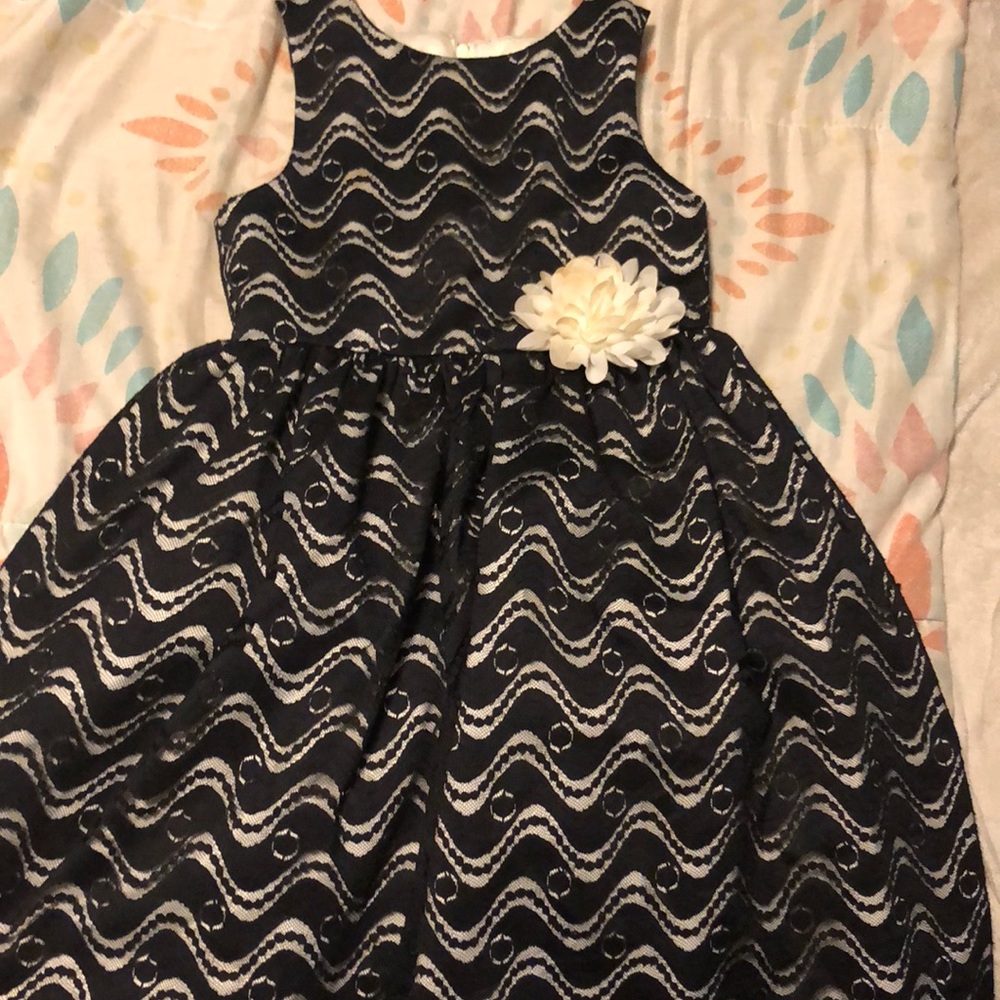 Girls party dress size 8 👗 black and cream